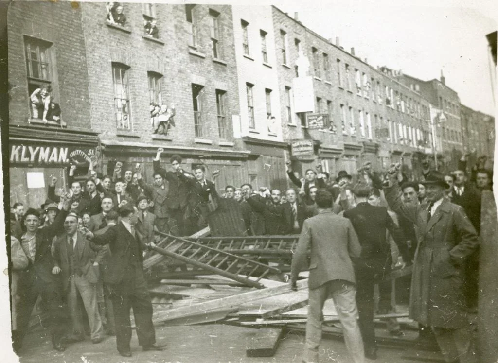 Barricades and crowds in Cable Street during the anti-fascist confrontation of 1936